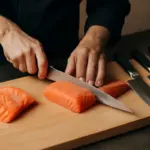 Taglio del salmone per sushi: la sequenza di lame che mantiene freschezza e sapore